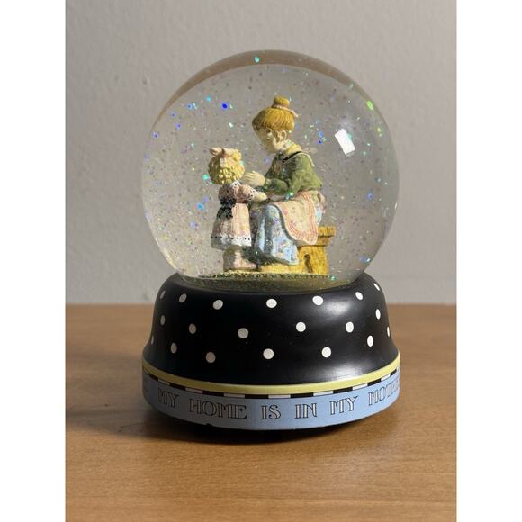 2001 MARY ENGELBREIT SNOW GLOBE "MY HOME IS IN MY MOTHERS EYES" GREEN SLEEVES - Picture 4 of 9